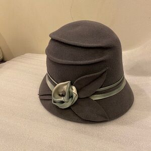 Elegant Gray Cloche Hat with Satin Flower